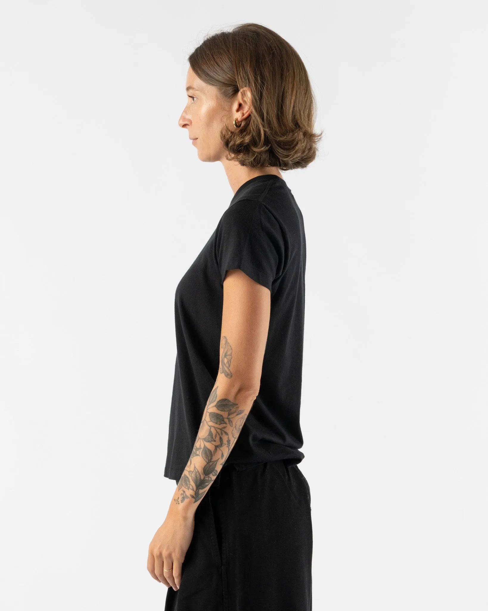 Auralee Womens Seamless Crew Neck Tee in Black